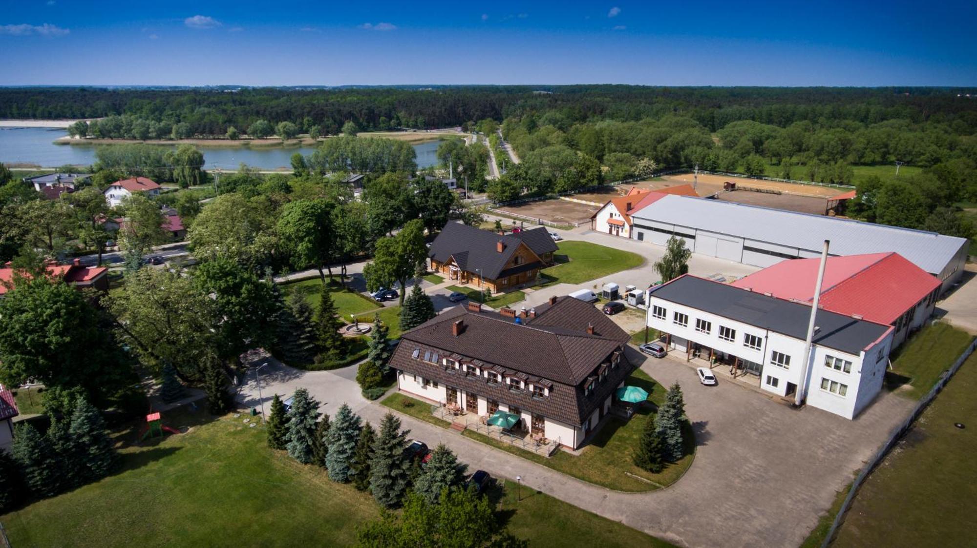Hotel I Restauracja Borowianka オストルフ・ビエルコポルスキ エクステリア 写真