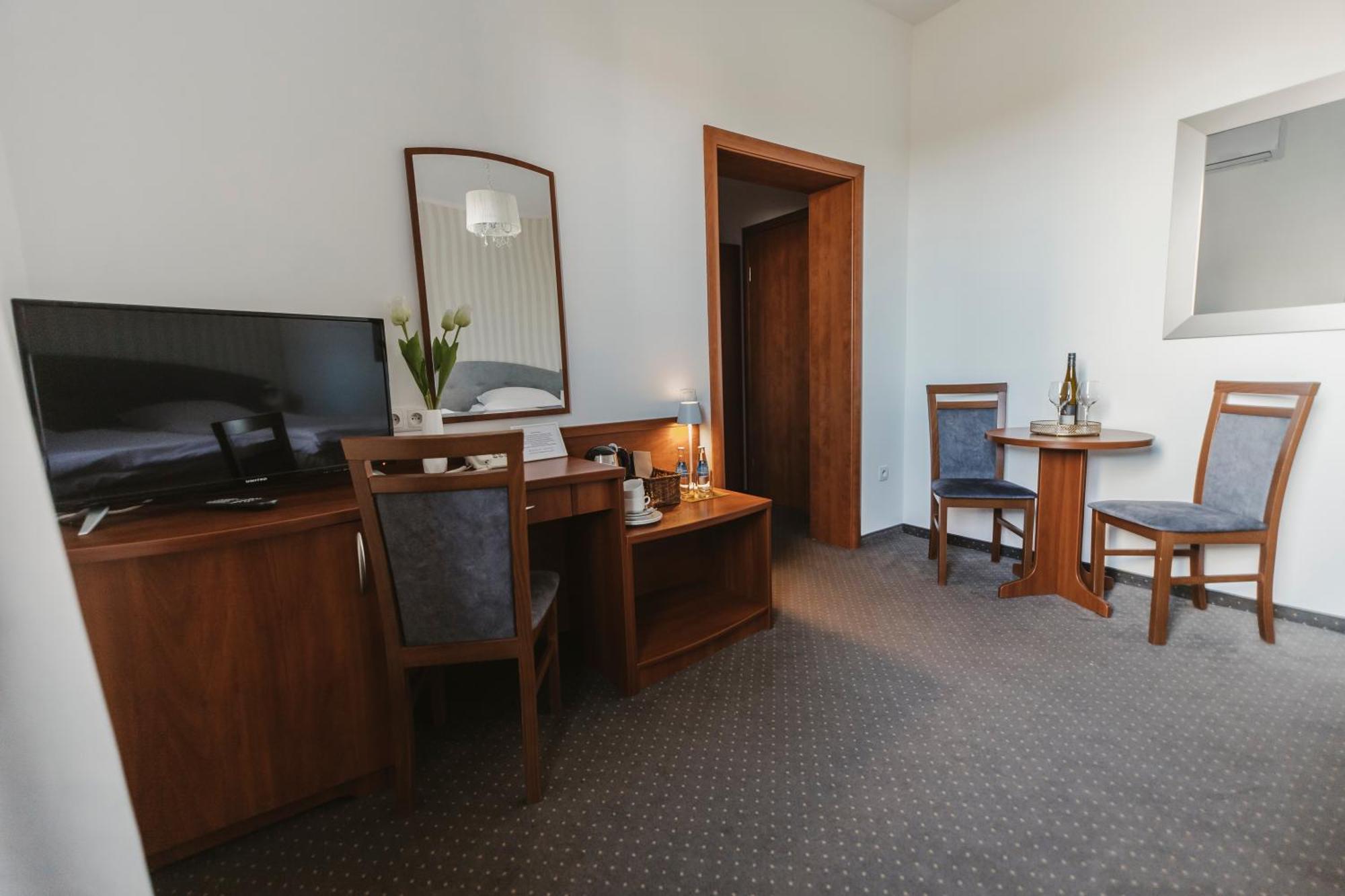 Hotel I Restauracja Borowianka オストルフ・ビエルコポルスキ エクステリア 写真