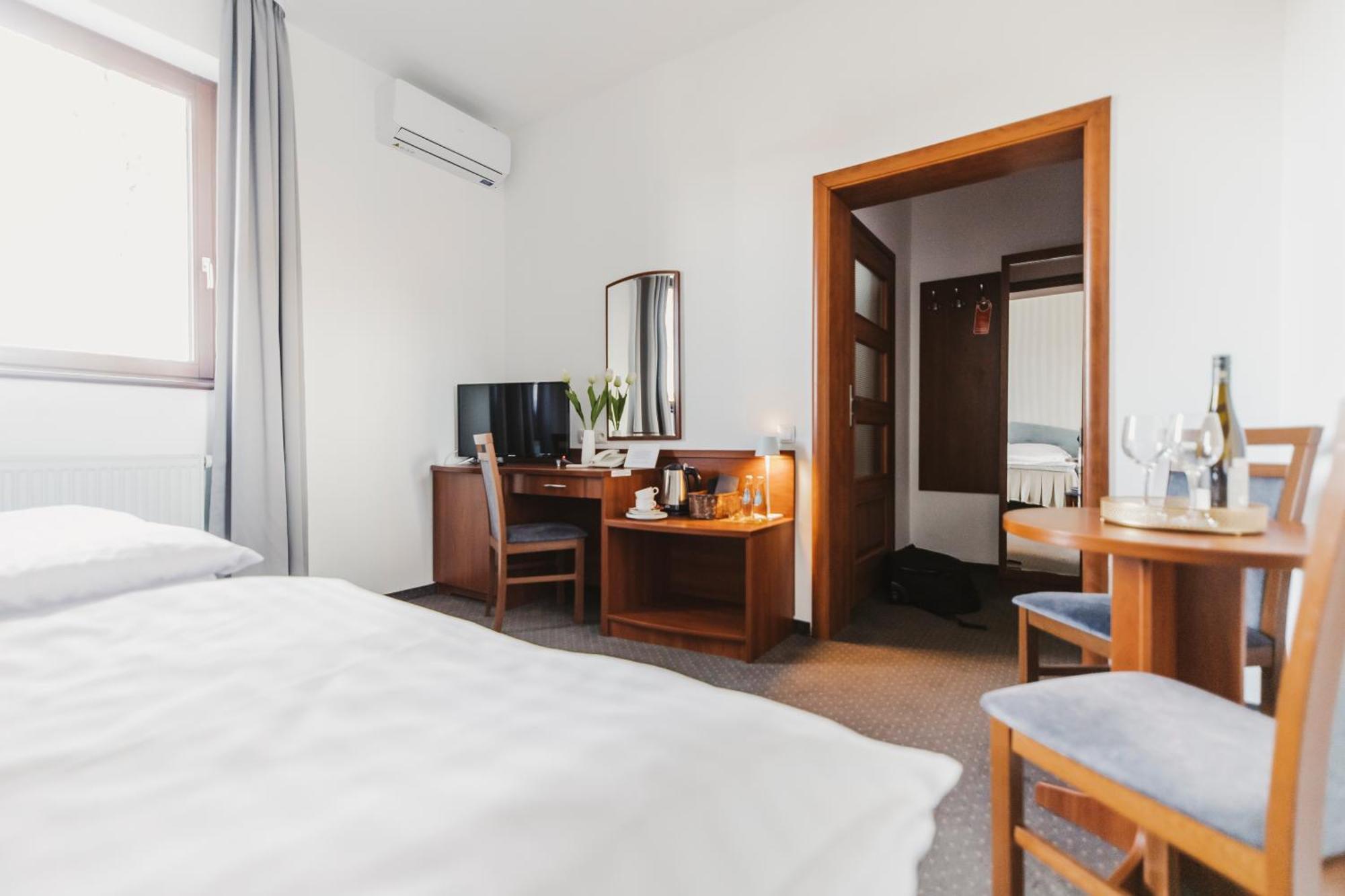 Hotel I Restauracja Borowianka オストルフ・ビエルコポルスキ エクステリア 写真
