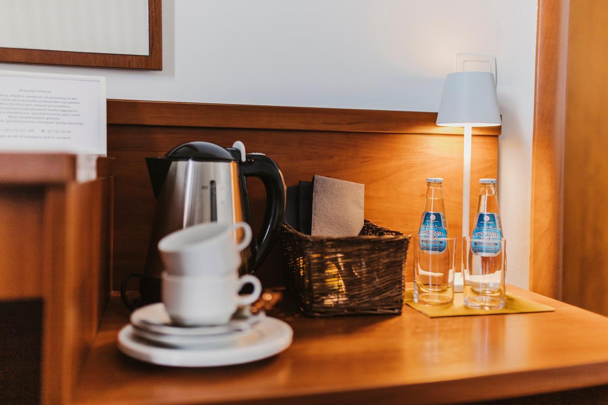 Hotel I Restauracja Borowianka オストルフ・ビエルコポルスキ エクステリア 写真