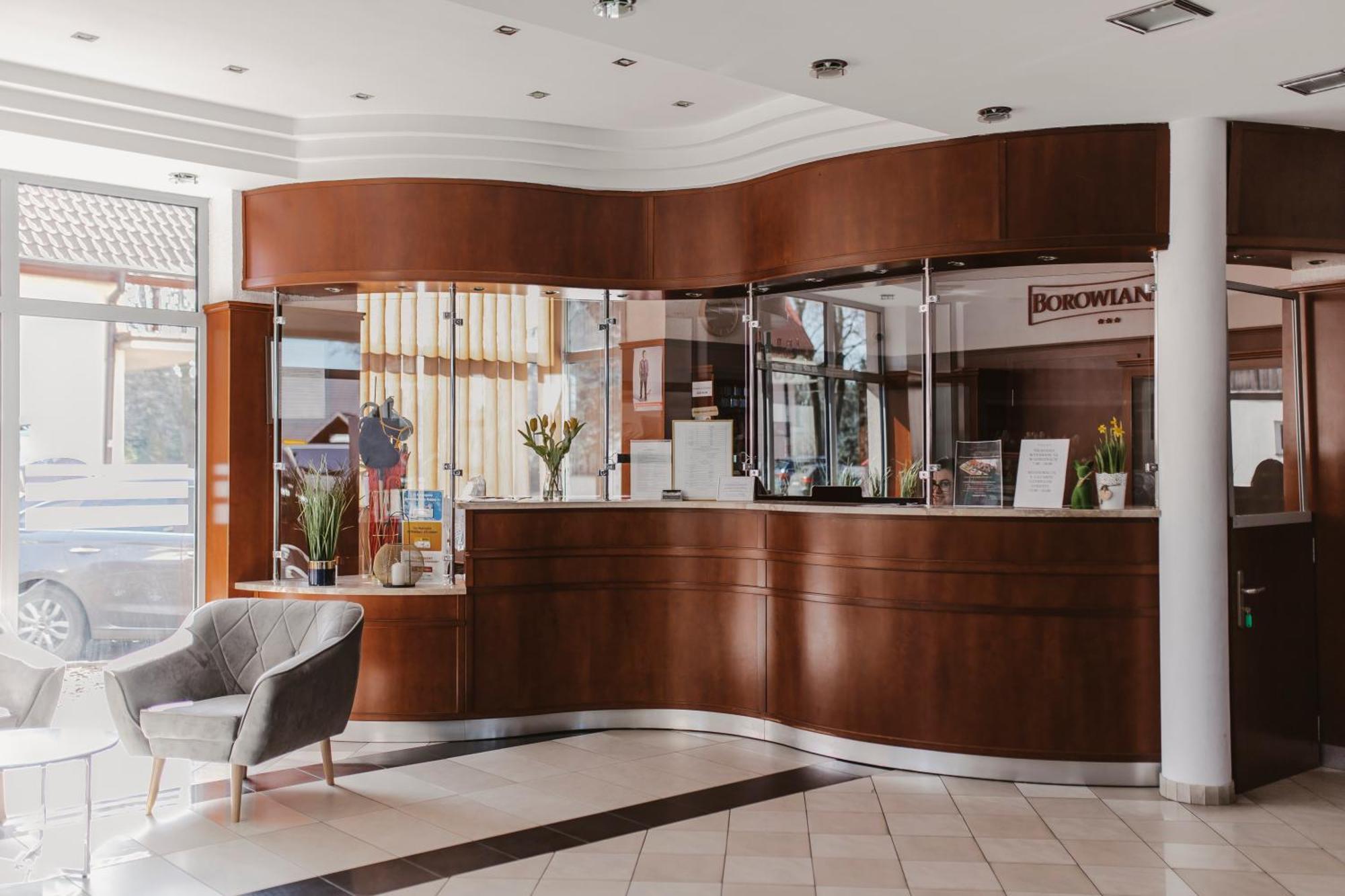 Hotel I Restauracja Borowianka オストルフ・ビエルコポルスキ エクステリア 写真
