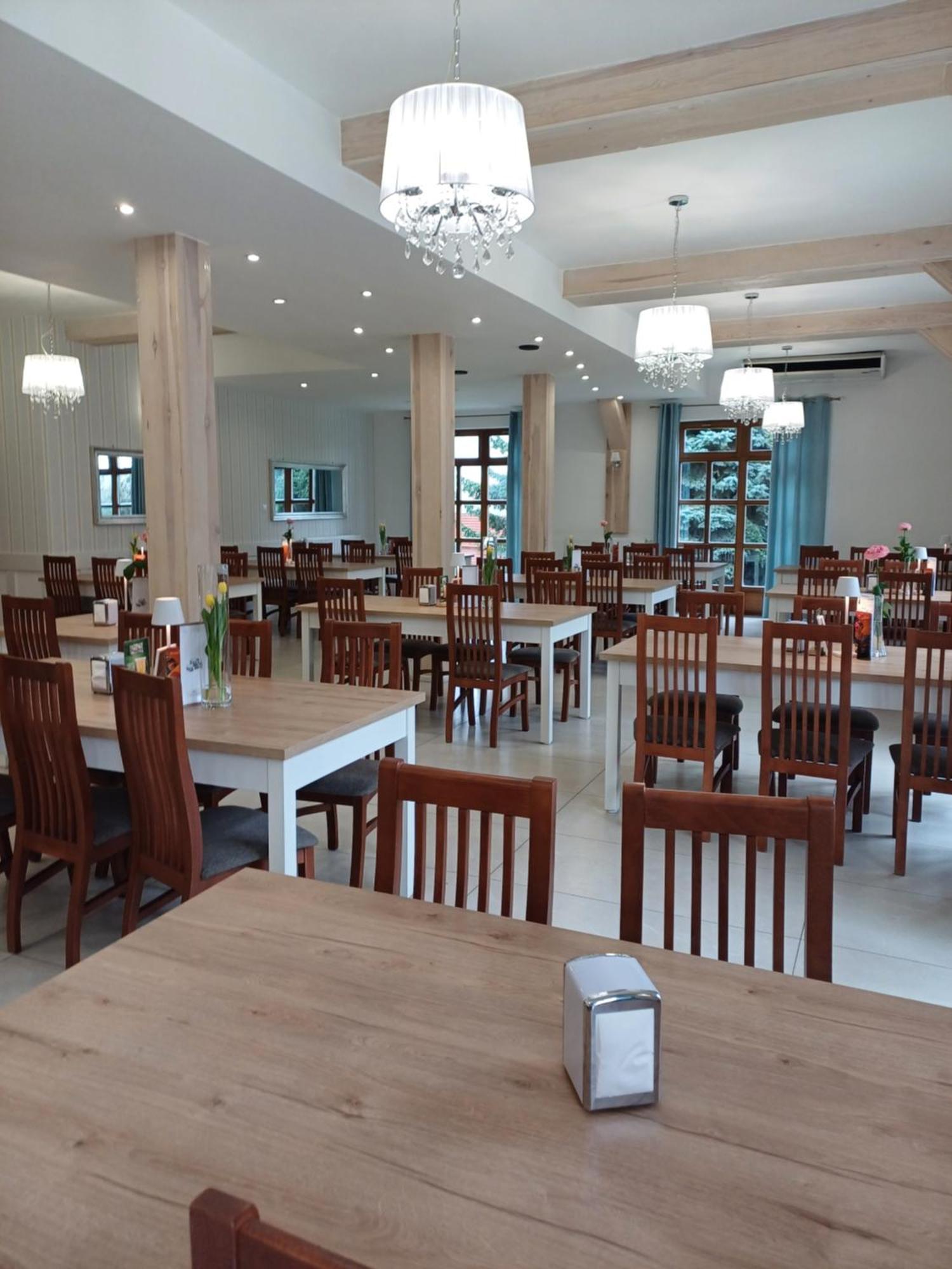 Hotel I Restauracja Borowianka オストルフ・ビエルコポルスキ エクステリア 写真
