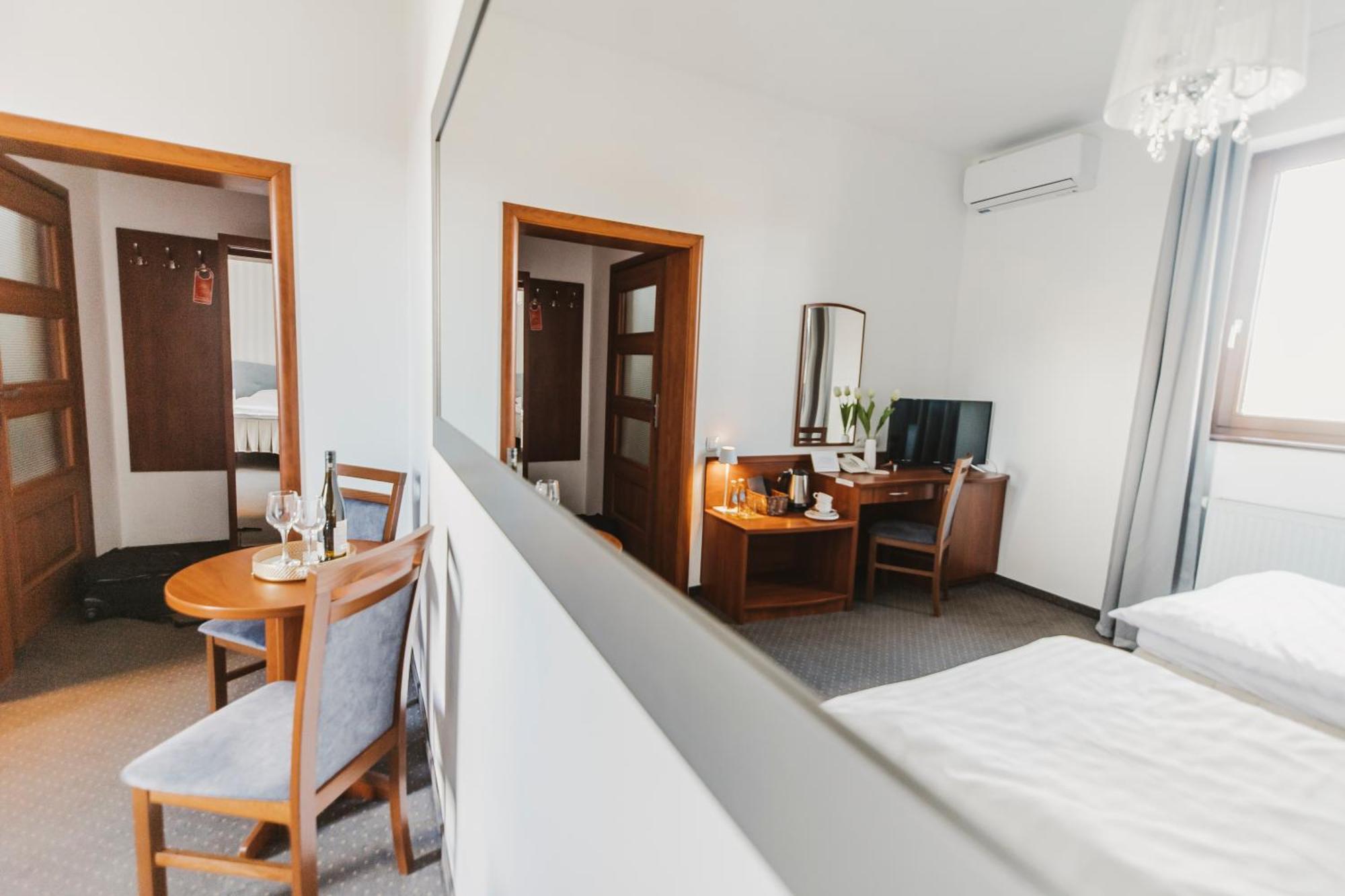 Hotel I Restauracja Borowianka オストルフ・ビエルコポルスキ エクステリア 写真