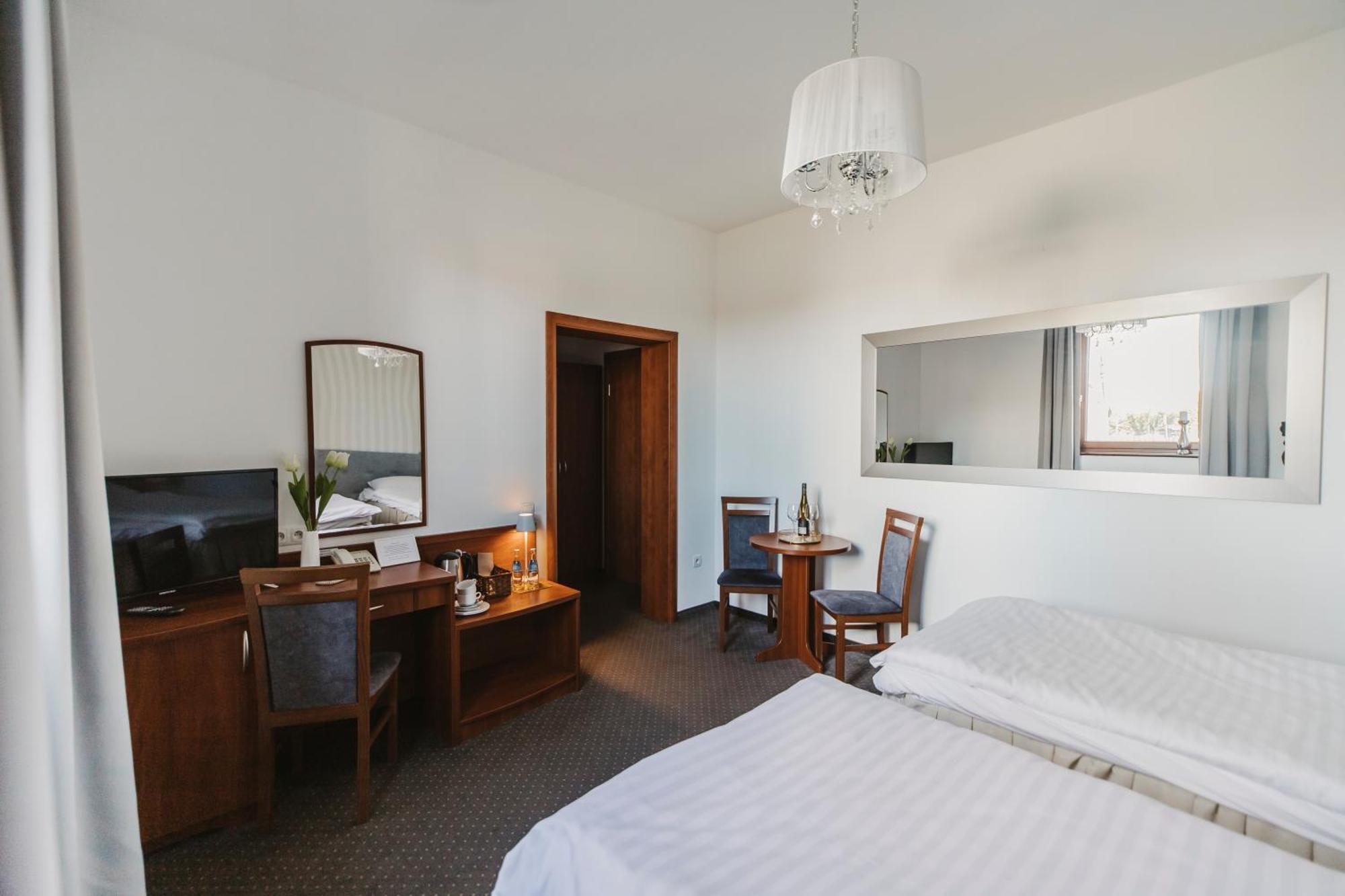 Hotel I Restauracja Borowianka オストルフ・ビエルコポルスキ エクステリア 写真
