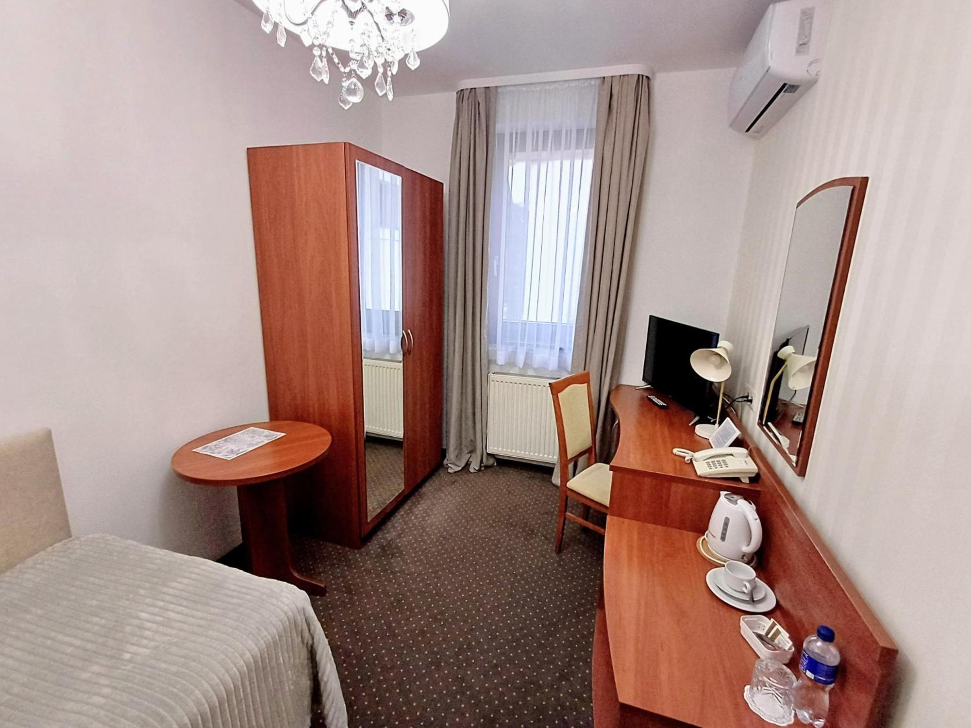 Hotel I Restauracja Borowianka オストルフ・ビエルコポルスキ エクステリア 写真