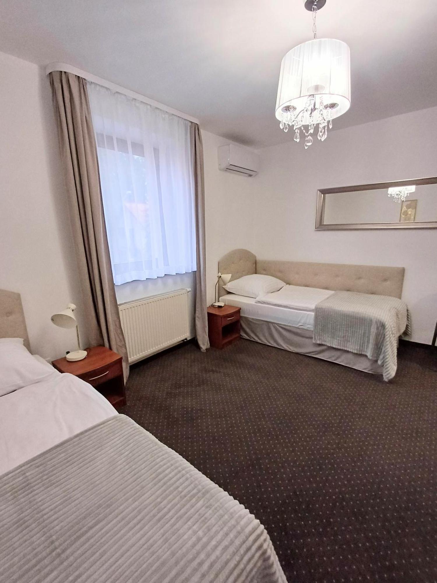 Hotel I Restauracja Borowianka オストルフ・ビエルコポルスキ エクステリア 写真