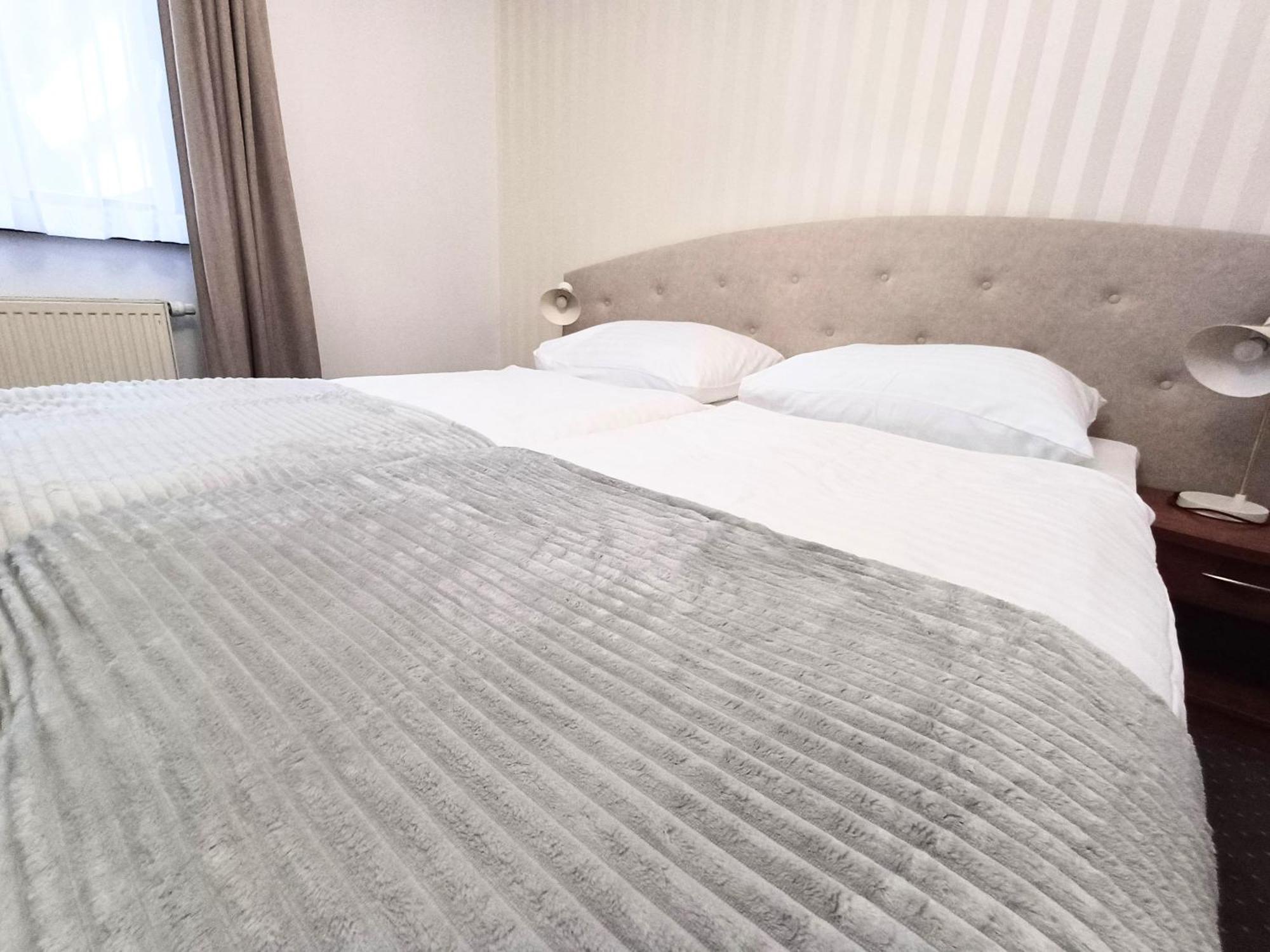 Hotel I Restauracja Borowianka オストルフ・ビエルコポルスキ エクステリア 写真