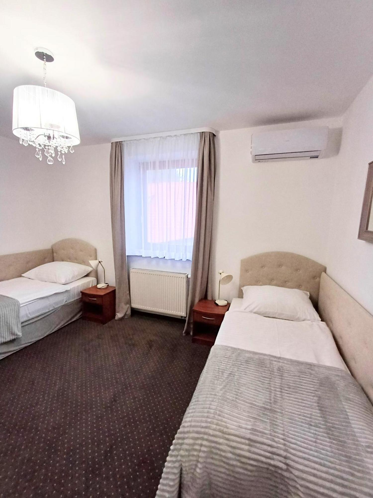 Hotel I Restauracja Borowianka オストルフ・ビエルコポルスキ エクステリア 写真