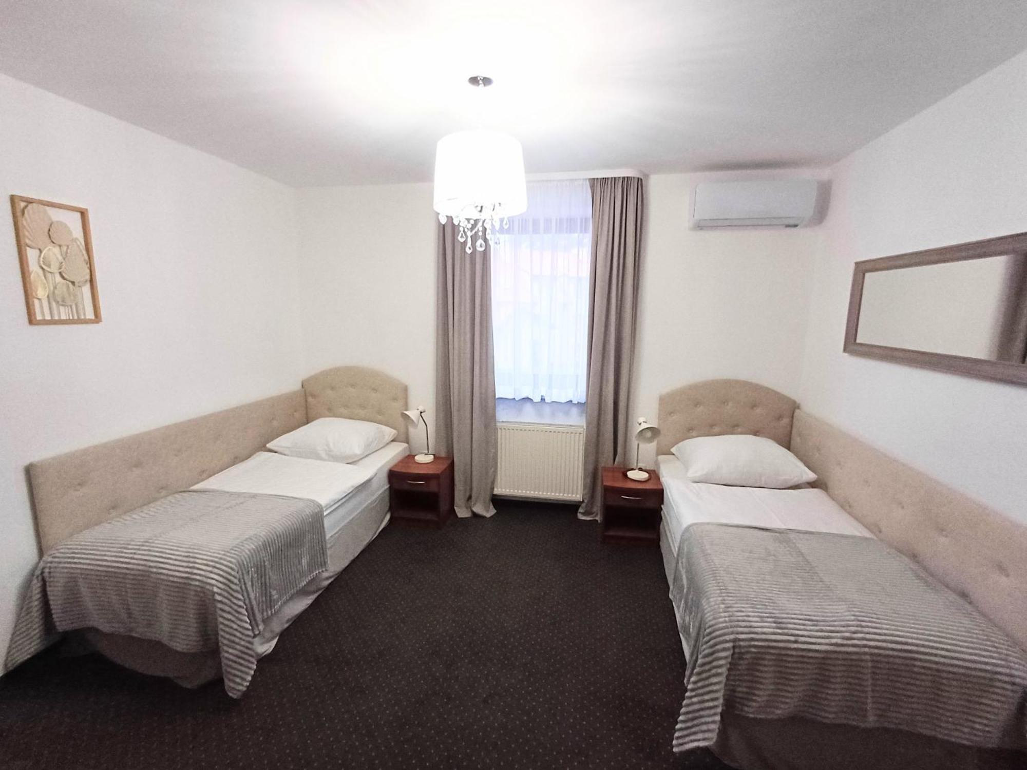 Hotel I Restauracja Borowianka オストルフ・ビエルコポルスキ エクステリア 写真