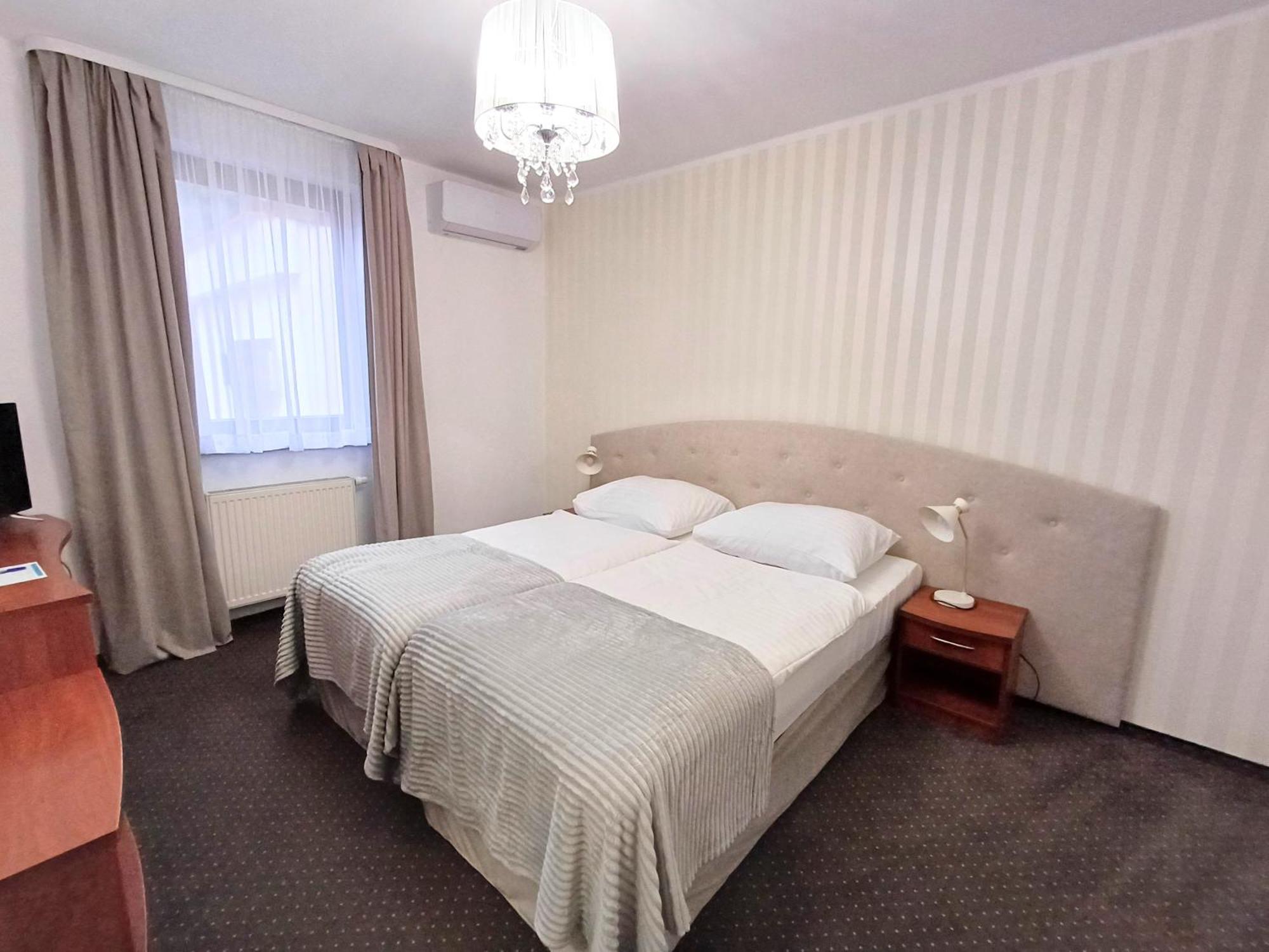 Hotel I Restauracja Borowianka オストルフ・ビエルコポルスキ エクステリア 写真