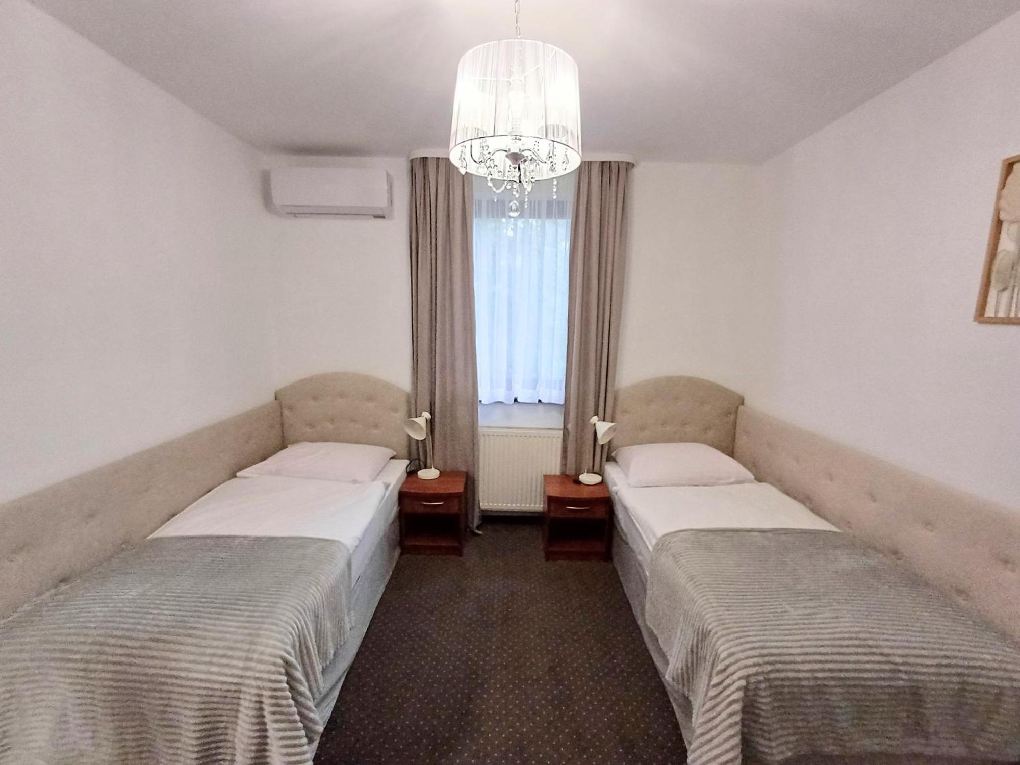 Hotel I Restauracja Borowianka オストルフ・ビエルコポルスキ エクステリア 写真