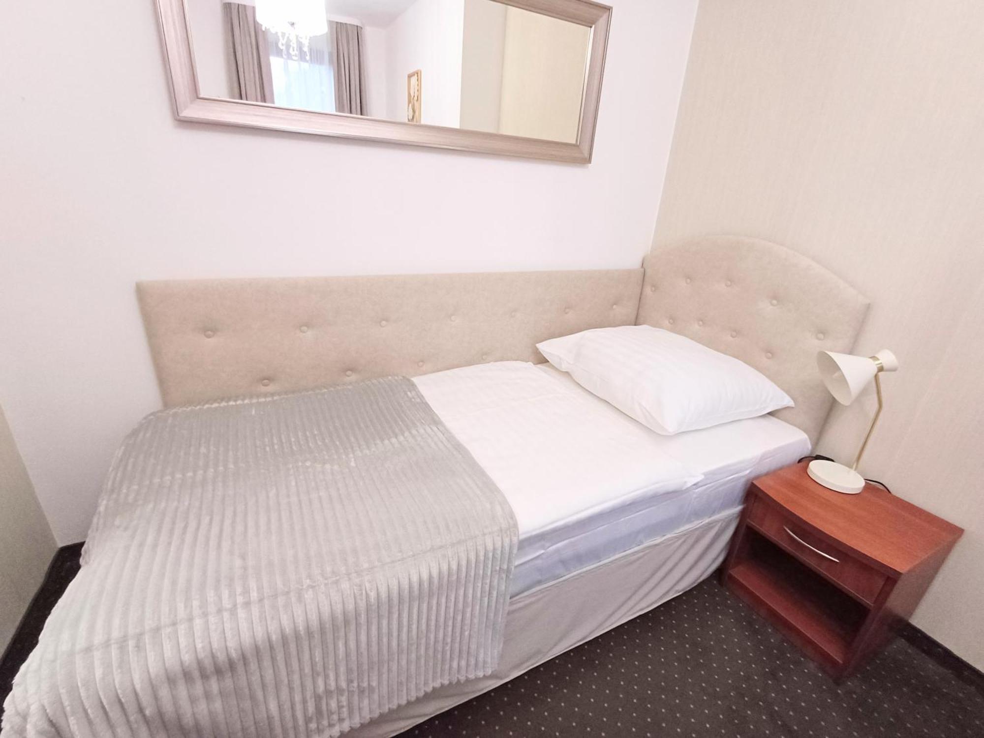 Hotel I Restauracja Borowianka オストルフ・ビエルコポルスキ エクステリア 写真