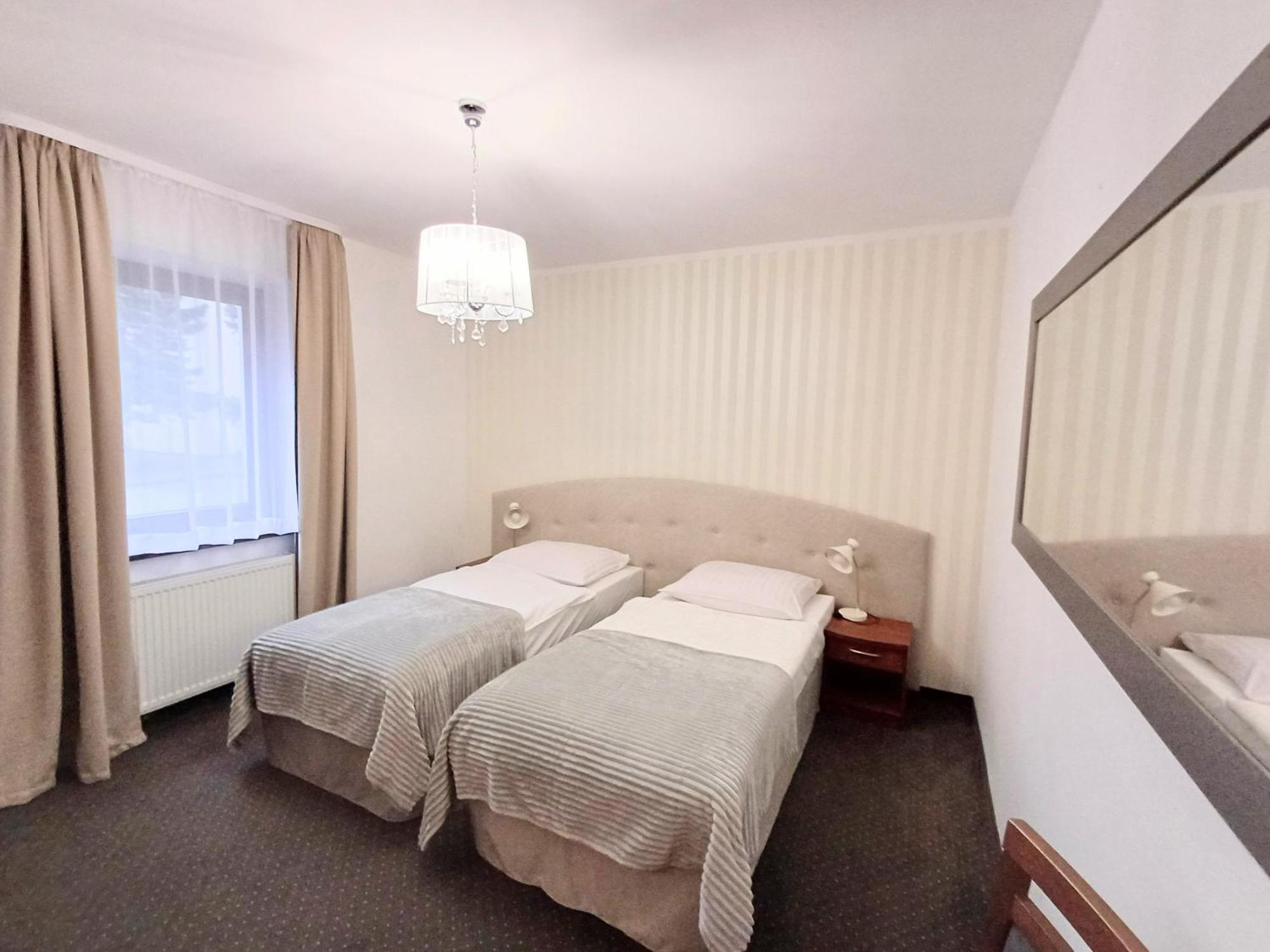 Hotel I Restauracja Borowianka オストルフ・ビエルコポルスキ エクステリア 写真