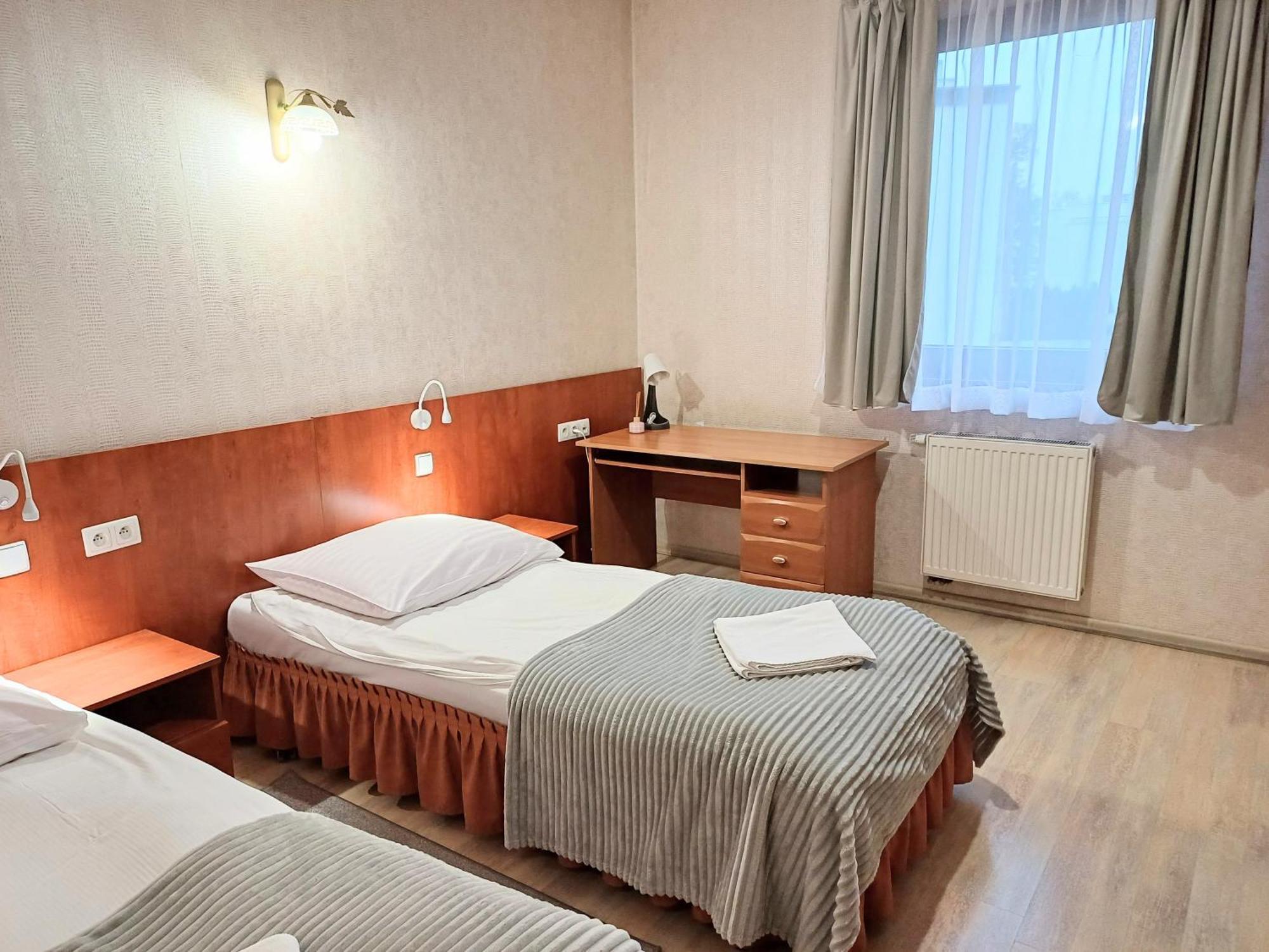 Hotel I Restauracja Borowianka オストルフ・ビエルコポルスキ エクステリア 写真