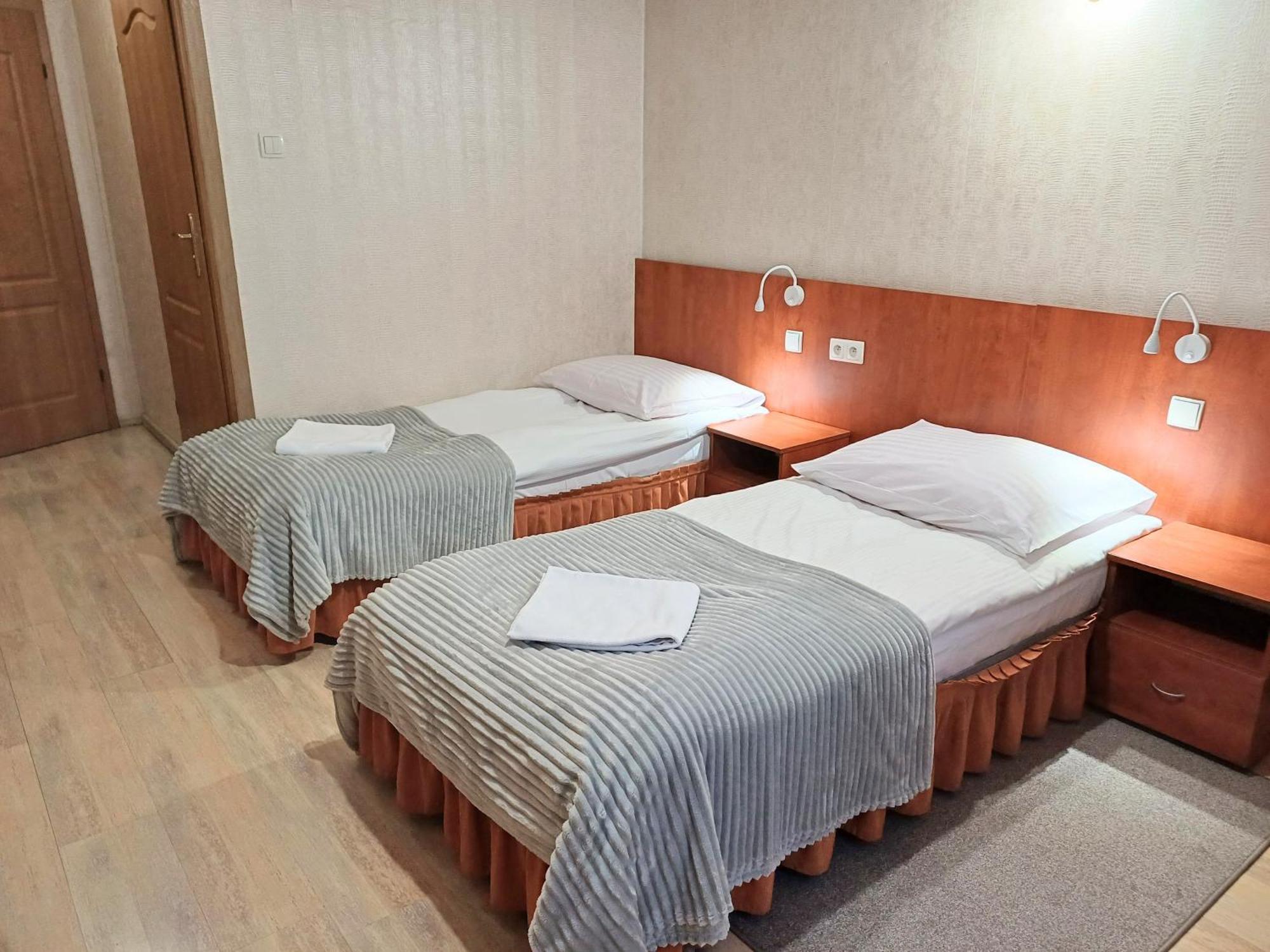 Hotel I Restauracja Borowianka オストルフ・ビエルコポルスキ エクステリア 写真