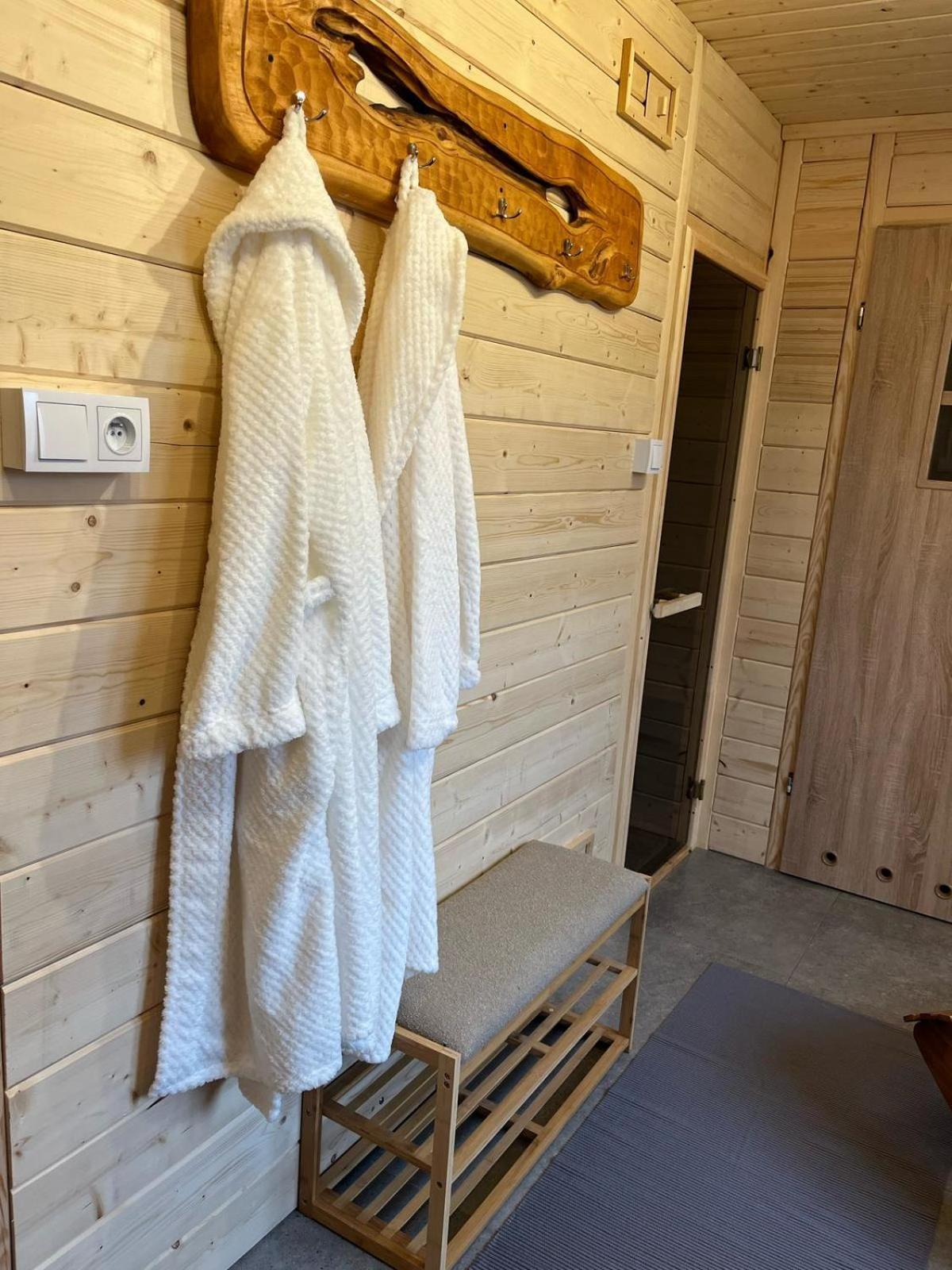 Hotel I Restauracja Borowianka オストルフ・ビエルコポルスキ エクステリア 写真