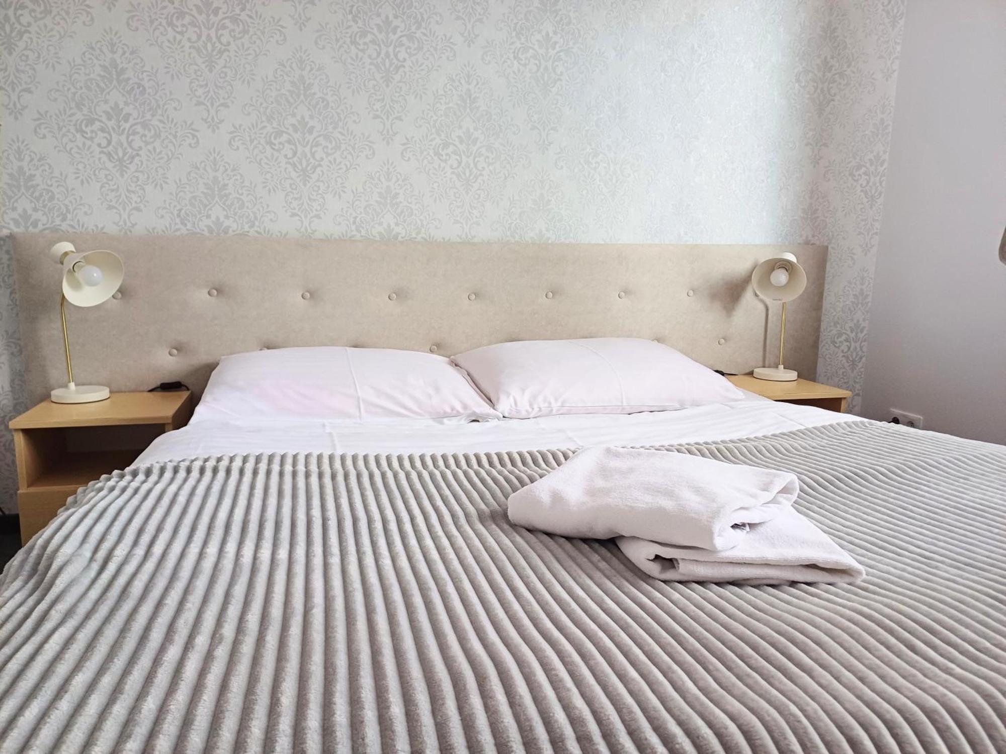 Hotel I Restauracja Borowianka オストルフ・ビエルコポルスキ エクステリア 写真