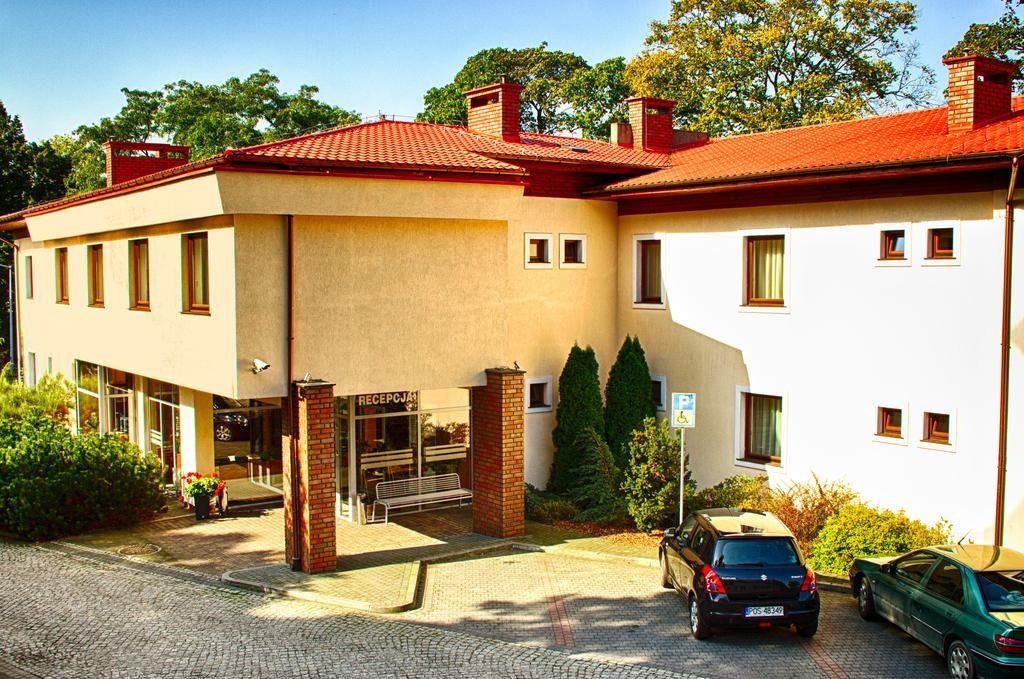 Hotel I Restauracja Borowianka オストルフ・ビエルコポルスキ エクステリア 写真